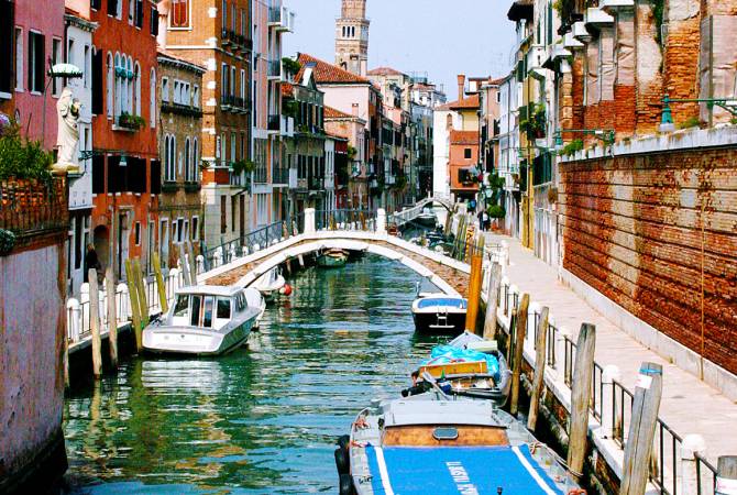 Из-за карантина в каналах Венеции вода стала чистой