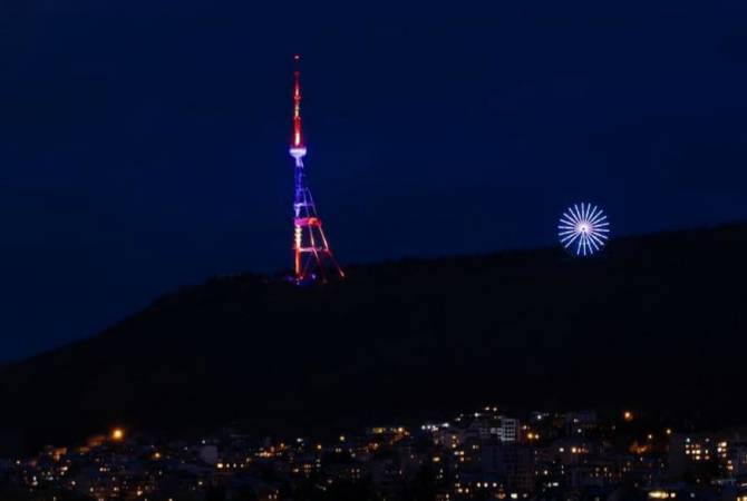 برج تلفزيون عاصمة جورجيا تضائ بألوان العلم الأرمني يإشارة إلى التضامن في مكافحة جائحة فيروس كورونا