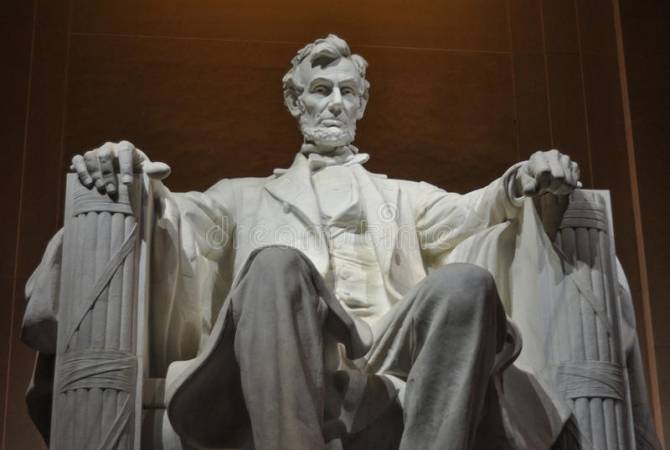 Une mèche de cheveux d'Abraham Lincoln a été vendue aux enchères aux États-Unis pour 81 
000 $ 