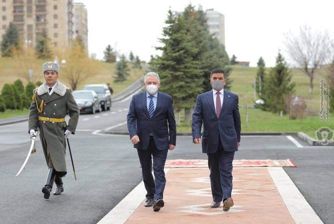 Les ministres de la Défense de l'Arménie et de l'Irak ont discuté des possibilités de coopération 
bilatérale 