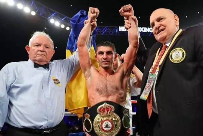 الملاكم الأرمني من أوكرانيا أرتيوم دالاكيان يدافع عن لقف بطولة العالم للملاكمة الاحترافية للوزن الخفيف