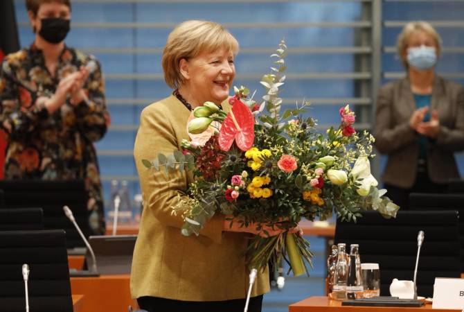 Ангела Меркель заказала военному оркестру песню Нины Хаген для своей прощальной 
церемонии