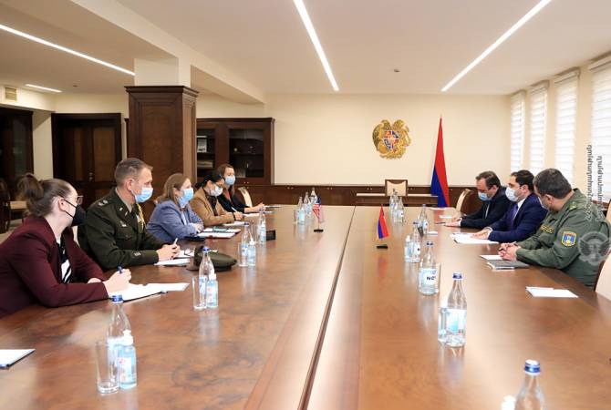 وزير دفاع أرمينيا سورين بابيكيان يستقبل السفيرة الأمريكية بأرمينيا لين تريسي وبحث التعاون