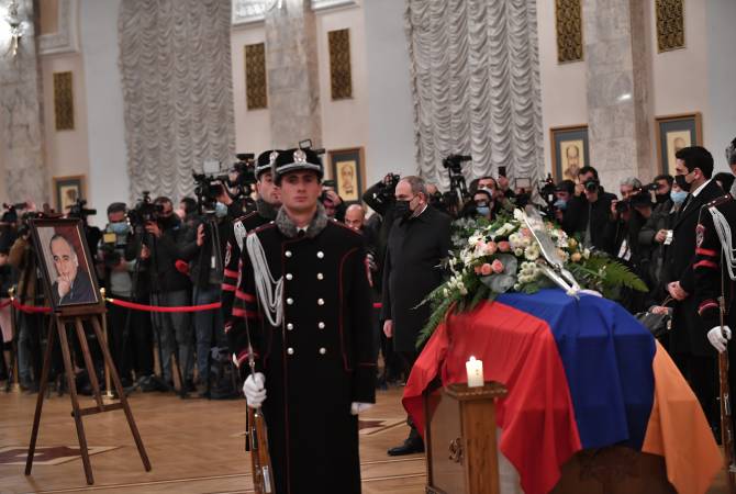 رئيس وزراء أرمينيا نيكول باشينيان يشارك بمراسم الجنازة الرسمية لرجل الدولة ووزير الداخلية السابق، 
الكاتب فانو سيراديغيان