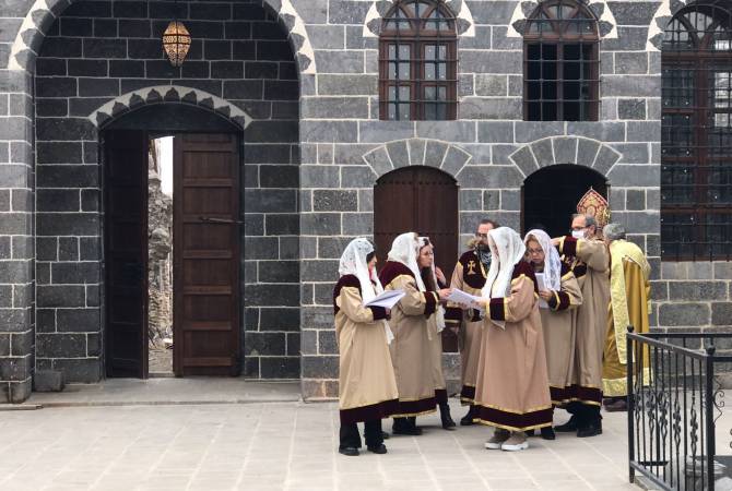 بعد ما يقارب 100 عام قداس في الكنيسة الأرمنية الكاثوليكية في منطقة سور في ديار بكر- تركيا