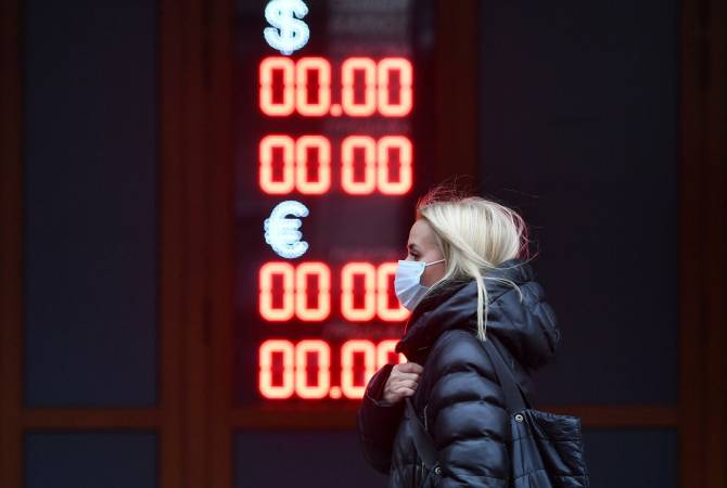 СМИ: США и Евросоюз могут ввести ограничения на обмен рубля


