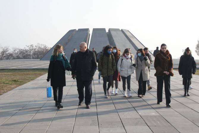 Члены делегации французского региона Овернь-Рона-Альпер посетили Мемориал 
Геноцида армян