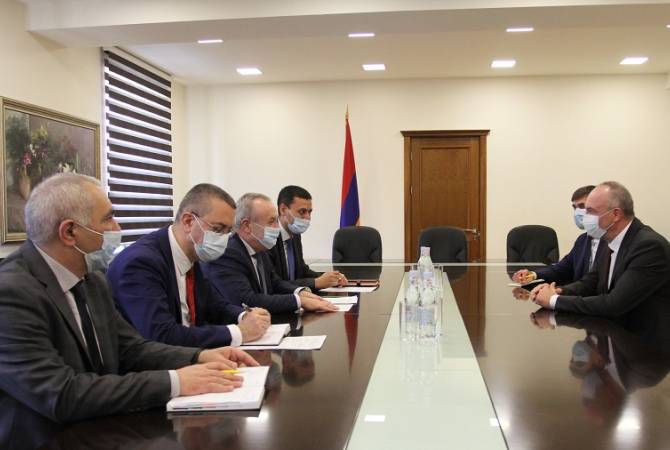 Vahram Dumanyan ve Belarus'un Ermenistan Büyükelçisi öğrenci değişim programlarına değindi