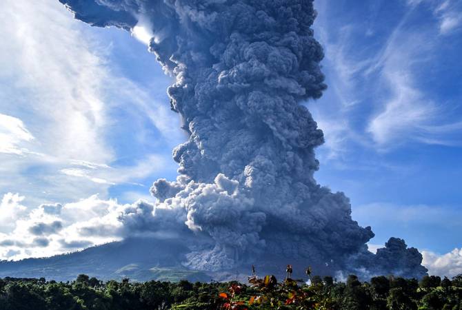 Число жертв извержения вулкана в Индонезии возросло до 39

