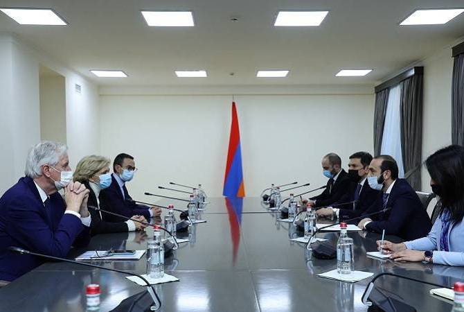 Armenian FM, Chairman of the Île-de-France Regional Council of France discuss urgent 
humanitarian issues