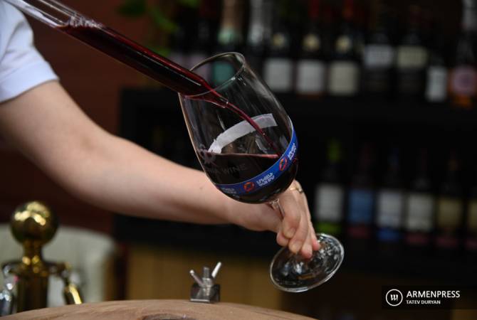 Напитки с этикеткой «Фруктовое вино» больше не могут экспортироваться в РФ: в 
Армении будет  категория гранатового вина
