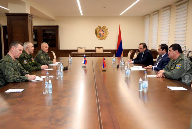 Armenian Defense Minister receives newly appointed Commander of Russian peacekeeping 
forces in Artsakh