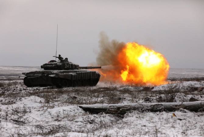 طواقم الدبابات العسكرية الروسية تجري مناورات بالذخيرة الحية بمواقع متعددة بما في ذلك القاعدة 
الروسية بأرمينيا