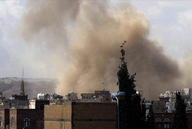СМИ: аравийская коалиция нанесла авиаудары по складам оружия хуситов в Ходейде
