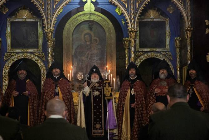 برئاسة قداسة كاثوليكوس عموم الأرمن كاركين ال2 قداس بمناسبة عيد الجيش الأرميني في كنيسة 
سورب أستفادزادزين