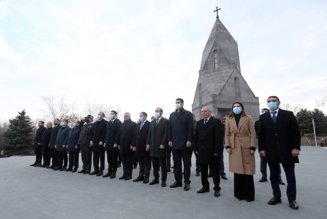 De hauts responsables visitent le Panthéon militaire de Yerablur à l'occasion de la Journée de 
l'Armée