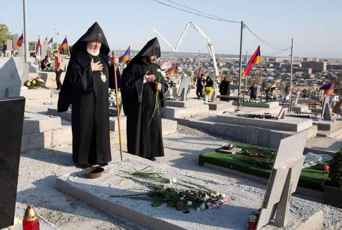 ليكن الرب مع الأمة الأرمنية بأرمينيا،آرتساخ والشتات-قداسة كاثوليكوس عموم الأرمن كاريكين ال2 يزور 
مقبرة الشهداءبعيد الجيش