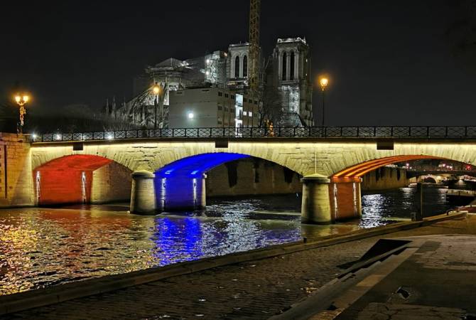 جسر لارشيفيش بالقرب من كنيسة نوتردام في باريس يُضاء بألون العلمين الأرمني والفرنسي بمناسبة 
الذكرى ال30 لتأسيس العلاقات