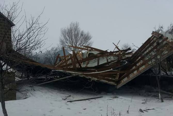 Сильный ветер нанес разрушения в ряде населенных пунктов Ширакской области
