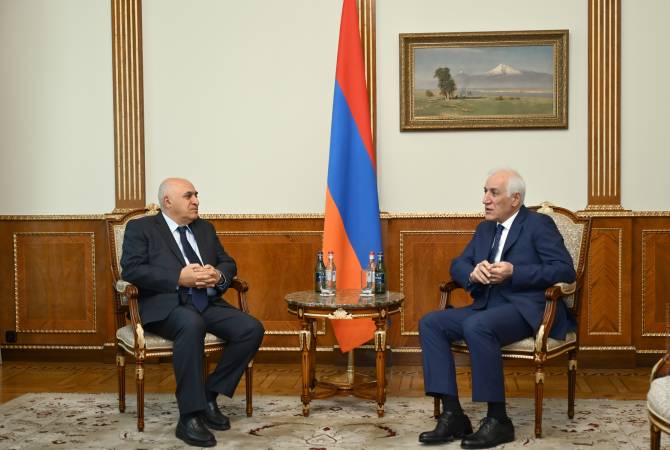 Նախագահ Խաչատուրյանը հանդիպել է Հայաստանի արդյունաբերողների և 
գործարարների միության նախագահ Ղազարյանի հետ
