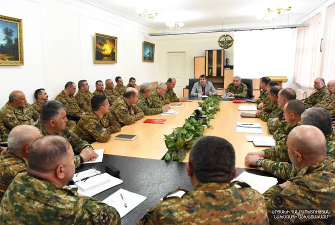 Президент Республики Арцах провел встречу с высшим командным составом Армии 
обороны

