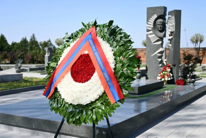 От имени президента Армении был возложен венок к могиле Карена Демирчяна
