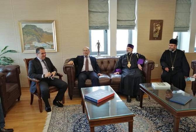 Դեսպան Տիգրան Մկրտչյանը հանդիպել է Կալամատայի քաղաքապետի և հայ 
համայնքի ներկայացուցիչների հետ