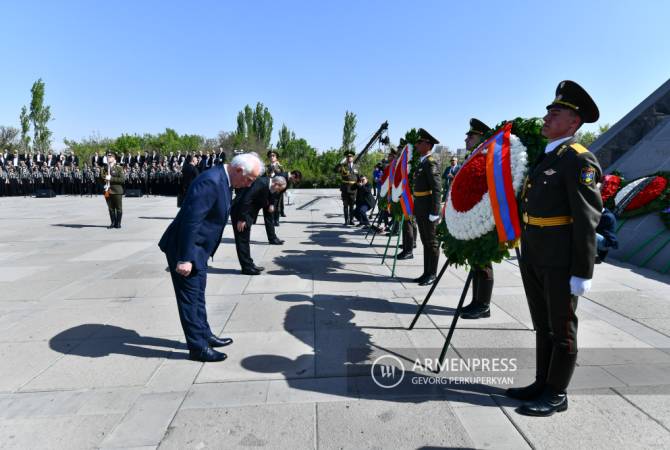 القيادة العليا لأرمينيا تكرّم ذكرى ضحايا الإبادة الجماعية الأرمنية في نصب تسيتسرناكابيرد التذكاري
