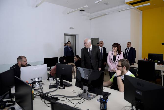 Le Président Vahagn Khatchatourian a visité le centre technologique de Gyumri