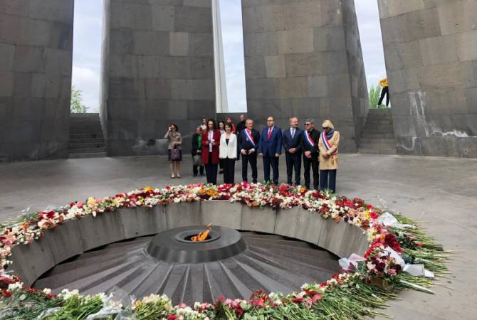 Des législateurs français visitent le Mémorial du Génocide arménien à Erevan
  
