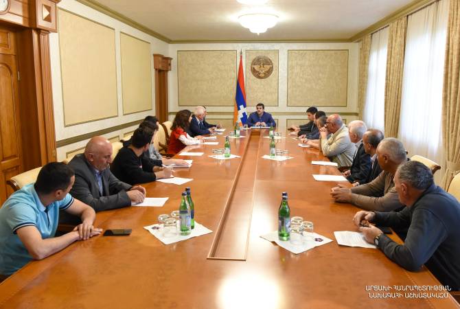 El presidente de la República de Artsaj, Harutyunyan,recibió a un grupo de miembros del 
movimiento "Salvación de Artsaj"