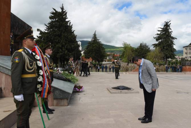 Le président de l'Artsakh a visité le mémorial commémoratif de Stepanakert à l'occasion du 9 
Mai