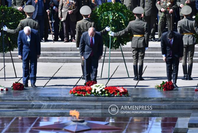 À l'occasion de la Fête de la Victoire et de la Paix, le Premier ministre Nikol Pashinyan a visité le 
parc "Victoire"