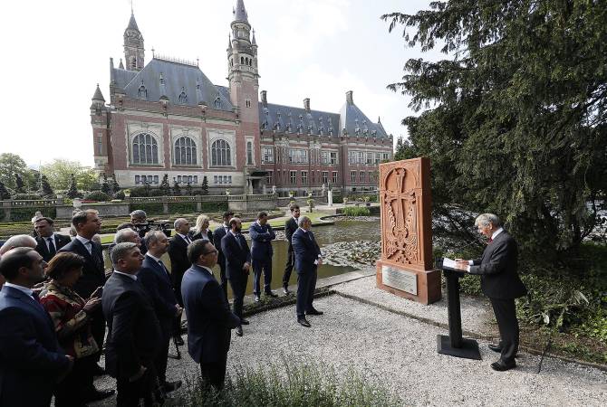 Lahey'deki Barış Sarayı'nın bahçesine bir Ermeni haçkar yerleştirildi