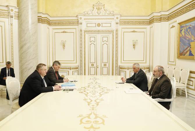 Armenian PM, Russian deputy PM and deputy FM discuss activity of trilateral working group