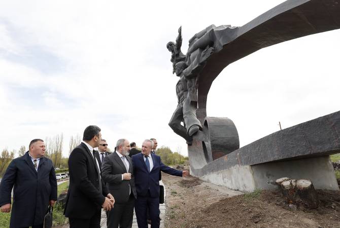 Le Premier ministre Pashinyan évalue les travaux de restauration des monuments "Ruban de 
l’infini" et "Écho"