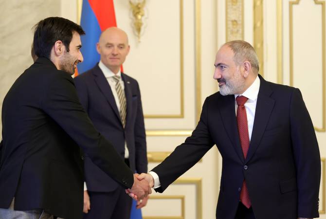 Nikol Pashinián fue informado del proyecto de establecer un centro de comercio mundial en 
Ereván