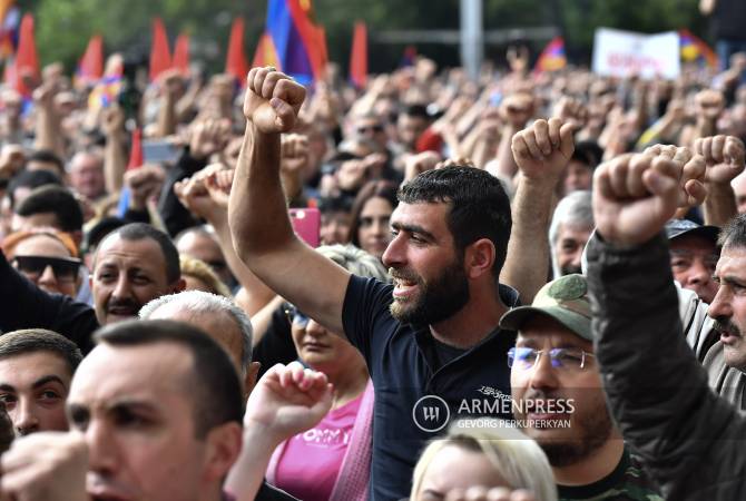 Des manifestants bloquent le bâtiment du ministère des Affaires étrangères à Erevan
