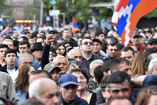 UPDATED: Protesters block presidential residence in Yerevan