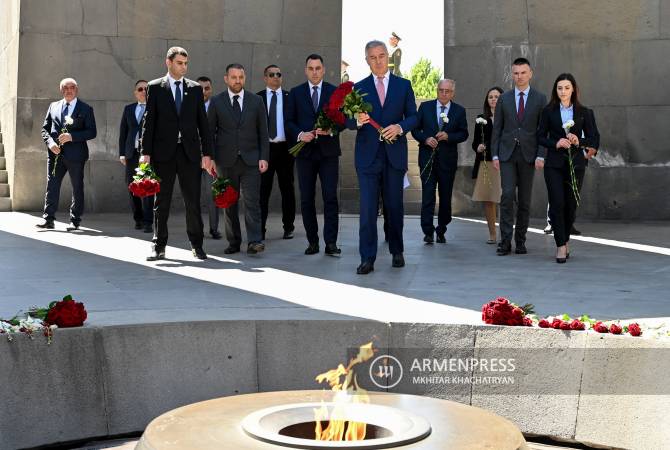 رئيس الجبل الأسود ميلو شوكانوفيتش يزور النصب التذكاري للإبادة الجماعية الأرمنية-تسيتسرناكابيرد-
ويكرم ذكرى الضحايا