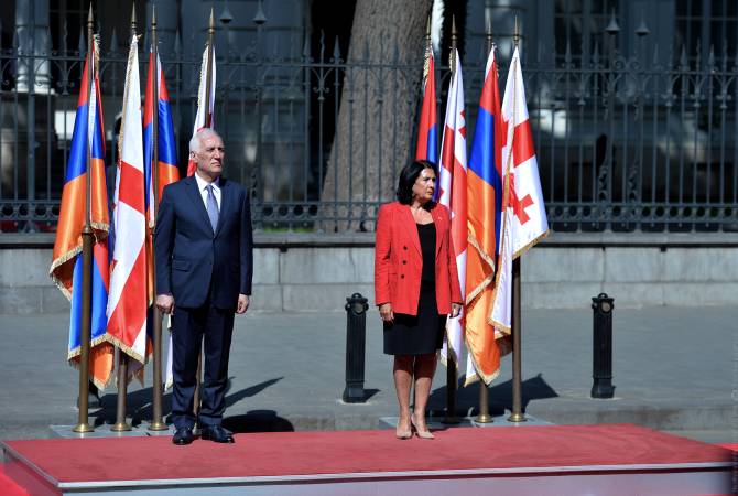 مراسم ترحيب رسمية لرئيس جمهورية أرمينيا فاهاكن خاتشاتوريان من قبل رئيسة جمهورية جورجيا 
سالومي زورابيشفيلي  