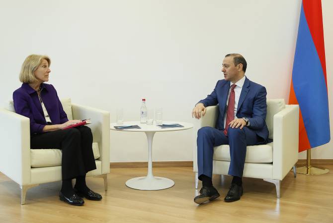 Армен Григорян представил Карен Донфрид ситуацию с безопасностью в регионе 