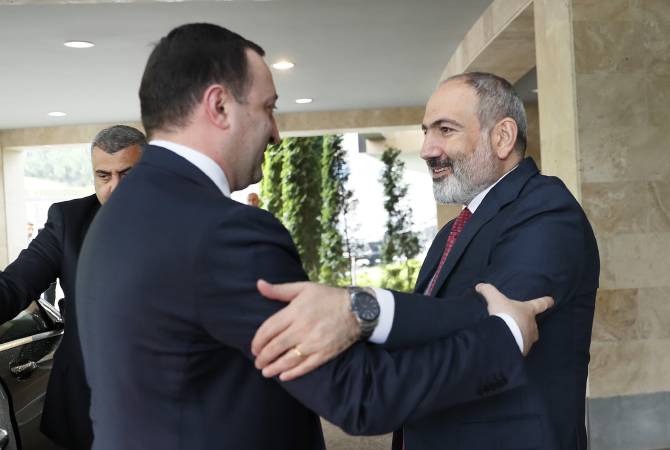 El primer ministro de Georgia llegó a Armenia en visita de trabajo y se reunió con su colega 
armenio en Dilichán