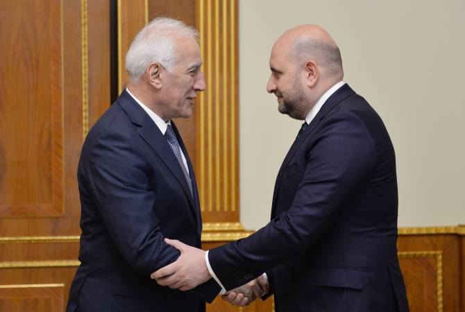 El presidente del Banco Central informa al presidente de Armenia acerca de las fluctuaciones 
cambiarias