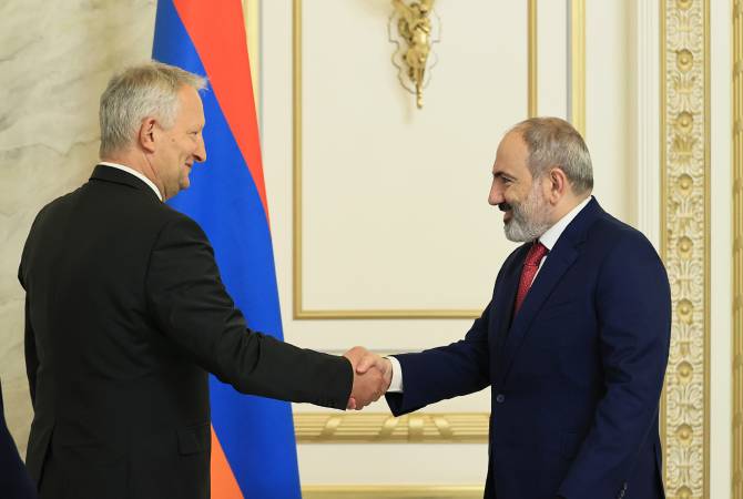
Le Premier ministre Pashinyan et l'Ambassadeur allemand discutent de l'agenda de la 
coopération arméno-allemande

