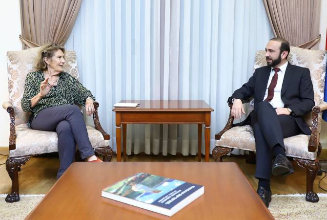 وزير خارجية أرمينيا آرارات ميرزويان يناقش مع رئيسة الجمعية الأرمنية-الأمريكية كارولين موغار قضايا 
متعلقة بعموم الأرمن
