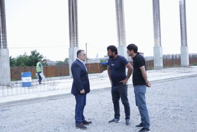 El vice-ministro Guiloián visitó la escuela deportiva en construcción “Artur Alexanián” de Guiumrí