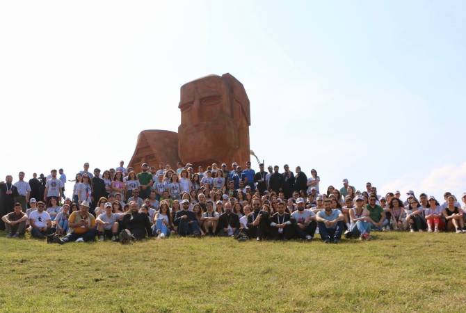Unos 200 jóvenes de Armenia, Artsaj y la diáspora participarán en la peregrinación “Puente 
Armenia-diáspora”