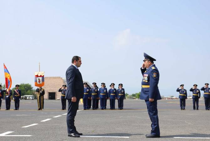 Le ministre de la Défense assiste à la célébration du 30e anniversaire de la création de l'aviation 
des forces armées