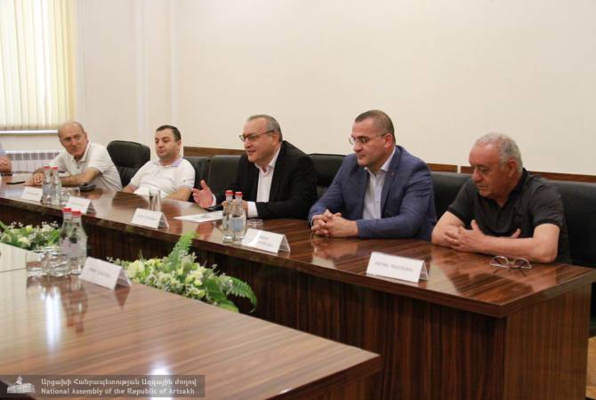 В НС Республики Арцах приняли председателя Демократической партии Армении и 
экспертов

